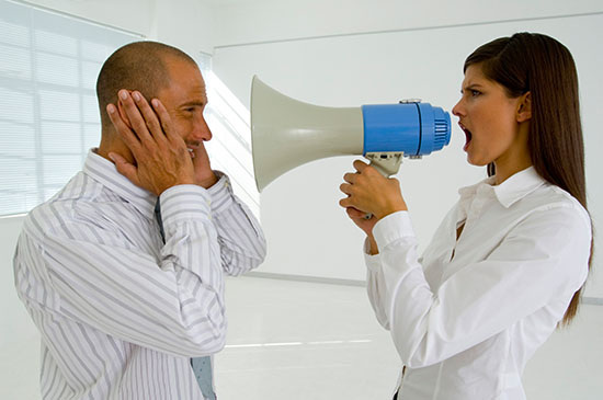 Lieber Nachbar, ich kann Sie nicht verstehen, Ihre Wärmepumpe ist so laut...
(Bild: thinkstock)
