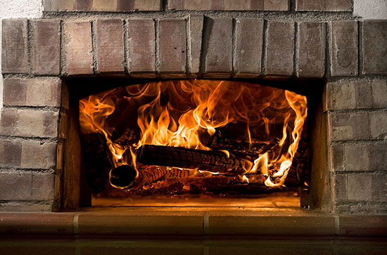 Gemütlich und mit einer isobaren Zustandsänderung für die beteiligten 
Gase, das Kaminfeuer
(Bild: thinkstock)
