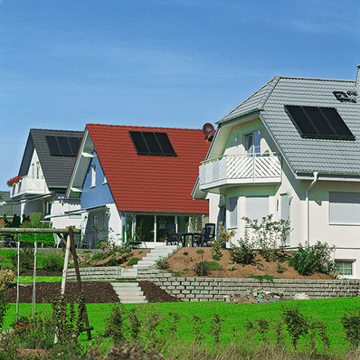 Auch aus der Ferne erkennbar, der Flachkollektor
(Bild: Viessmann)
