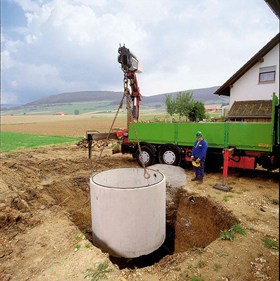 Eine Zisterne wird ins Erdreich hinabgelassen
(Bild: Mall)
