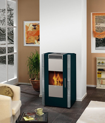 Mit sehr ansprechender Optik lassen sich Pelletöfen als Wärmeerzeuger ins 
Wohnzimmer integrieren. Der unsichtbar integrierte Wärmetauscher 
unterstützt die Heizung
(Bild: Oranier)
