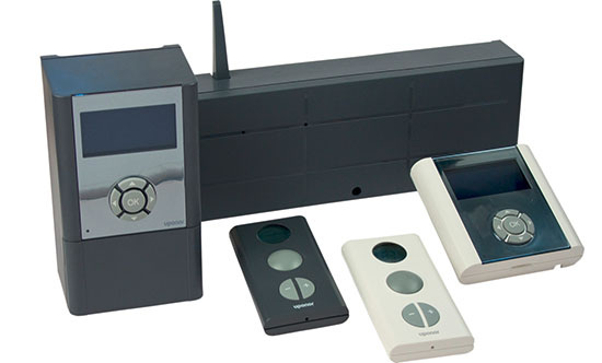 Beispiel für die Komponenten zur zentralen Regelung und den Raumthermostaten
(Bild: Uponor)
