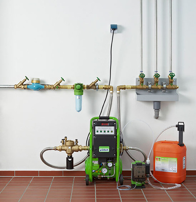 Das intermittierende Spülen von Leitungen lässt sich durch spezielle 
Spülkompressoren unkompliziert durchführen
(Bild: Grünbeck)
