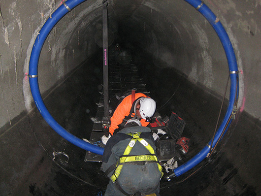 Das Montageteam von Uhrig Kanaltechnik im Einsatz. Überströmte 
Thermliner-Fläche 1,272 m²/m
(Bild: Uhrig Kanaltechnik)
