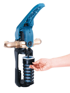 Und drittens: Einsetzen des neuen Filterelements …
