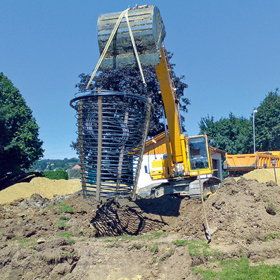 So wird ein Korb ins Erdreich eingebracht (Bild: Uponor)
