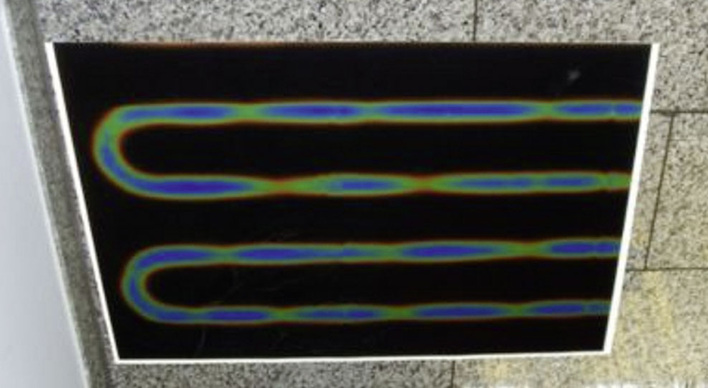 Mit speziellen Folien lassen sich Rohrverläufe nachvollziehen. Dann gelingt 
das Bildaufhängen, ohne nasse Füße.
