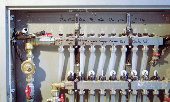 Auch im Bestand lässt sich oftmals ein hydraulischer Abgleich einer 
Fußbodenheizung realisieren
