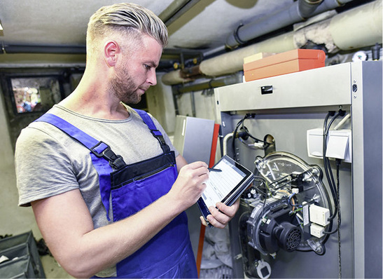 © Moser
Mit der Softwarelösung Mosaik von Moser können Kundendienstmitarbeiter den 
Arbeitszettel vor Ort auf einem Tablet ausfüllen.
